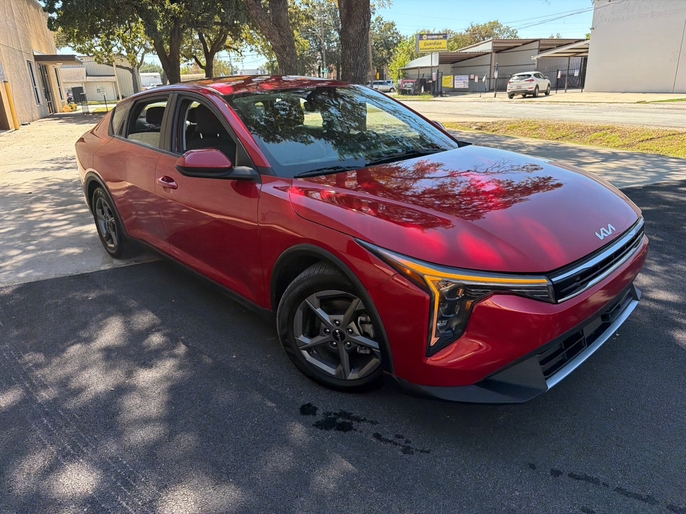 2025 Kia K4 LXS red front right corner VIN 3KPFT4DE7SE033635 Dallas TX